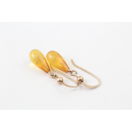 158 - 9ct gold and amber hook drop earrings (1g)