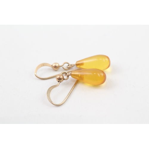 158 - 9ct gold and amber hook drop earrings (1g)