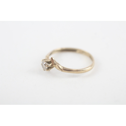 187 - 9ct gold cubic zirconia soliatire ring (1.2g)