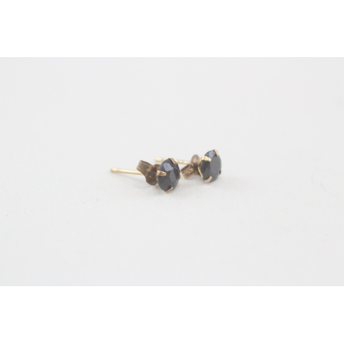 207 - 2x 9ct gold sapphire stud earrings (0.8g)