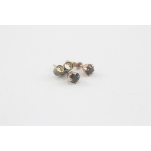 207 - 2x 9ct gold sapphire stud earrings (0.8g)