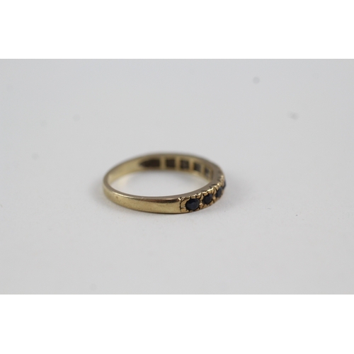 210 - 9ct gold and sapphire row ring (1.5g)