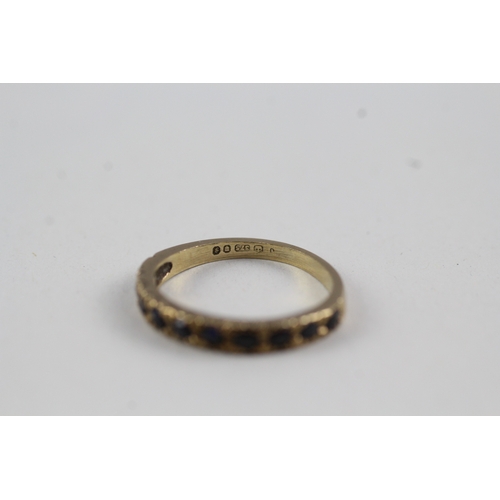 210 - 9ct gold and sapphire row ring (1.5g)