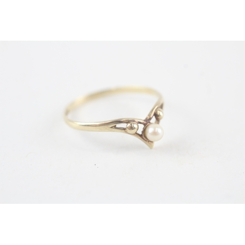 217 - 9ct gold cultured pearl wishbone ring (0.9g)