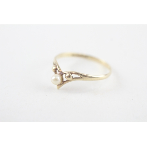 217 - 9ct gold cultured pearl wishbone ring (0.9g)