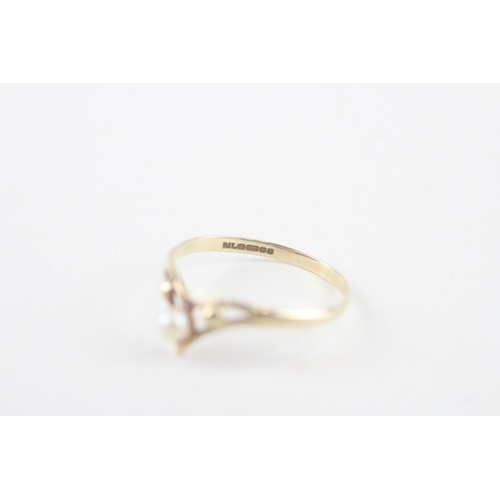 217 - 9ct gold cultured pearl wishbone ring (0.9g)