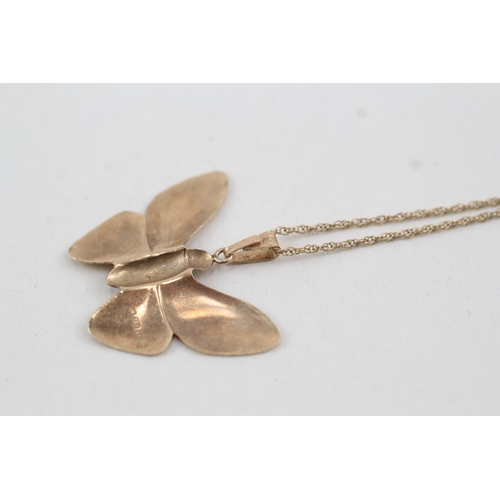 221 - 9ct gold butterfly pendant on chain (1.6g)