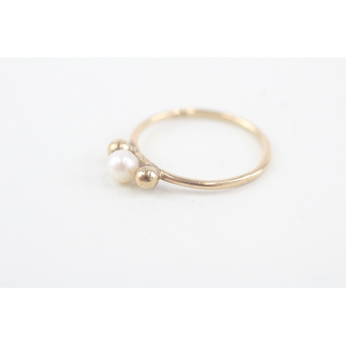 241 - 9ct gold vintage cultured pearl dress ring (0.9g)