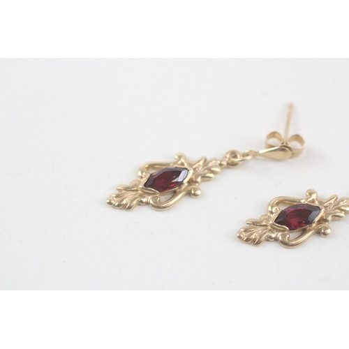 269 - 9ct gold garnet drop earrings (1.3g)