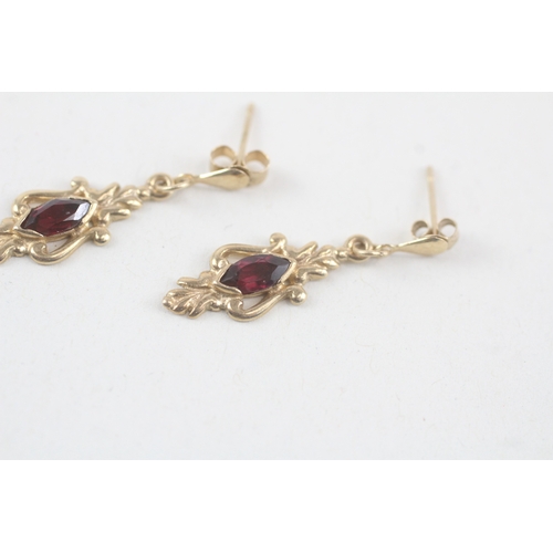 269 - 9ct gold garnet drop earrings (1.3g)