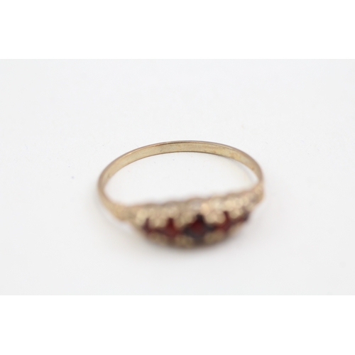 273 - 9ct gold garnet set five stone dress ring (1.4g)