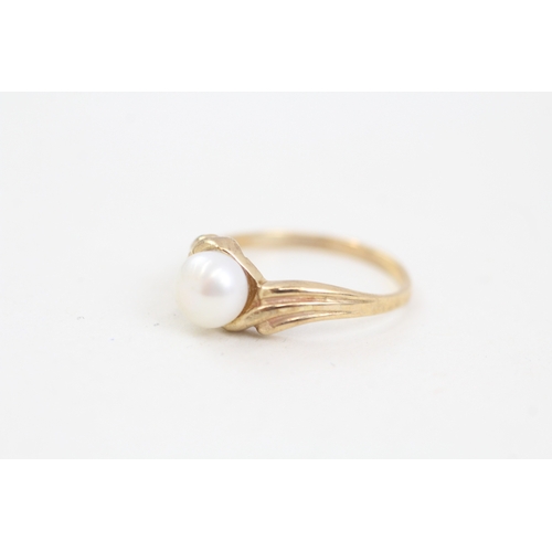 274 - 9ct gold cultured pearl set solitaire dress ring (1.6g)