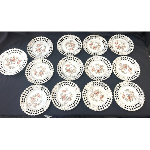 85 - 12 vintage ribbon plates, 9 inches in diameter, cake plate