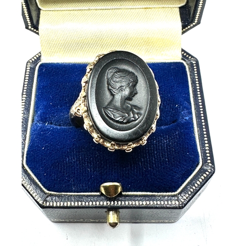 88 - 9ct gold black hardstone cameo ring weight 7.2g