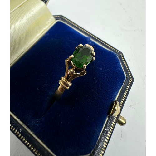 116 - 9ct gold diopside ring weight 2.6g