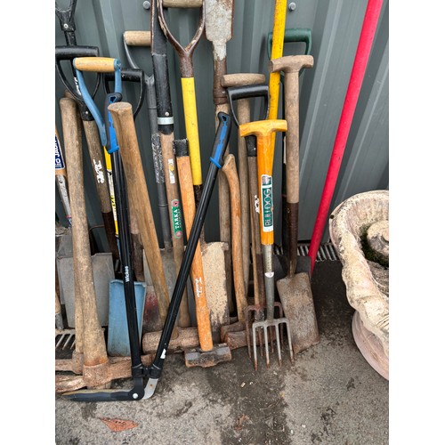 100B - Large selection of assorted garden tools