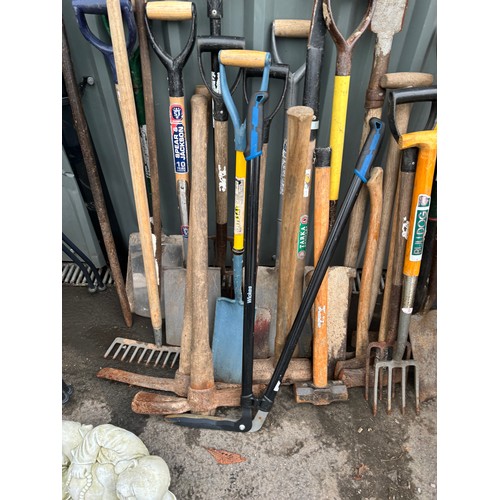 100B - Large selection of assorted garden tools