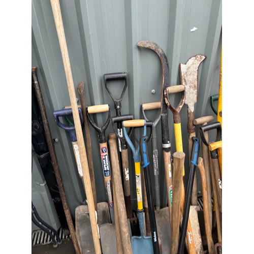 100B - Large selection of assorted garden tools