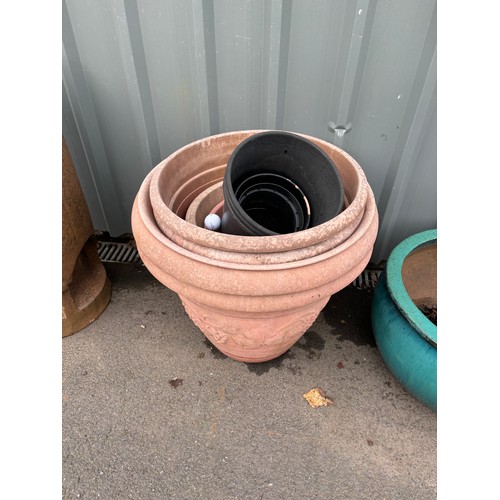 100K - Selection of plastic garden planters