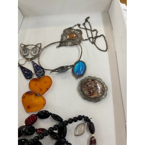 445 - Selection of assorted jewellery includes silver, butterfly wing etc