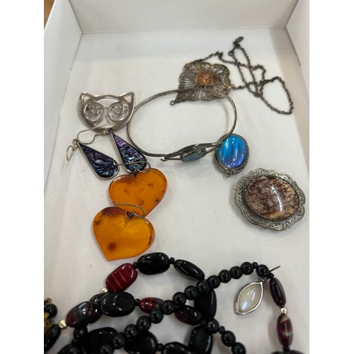 445 - Selection of assorted jewellery includes silver, butterfly wing etc