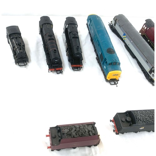 100 - Selection of trains and engines