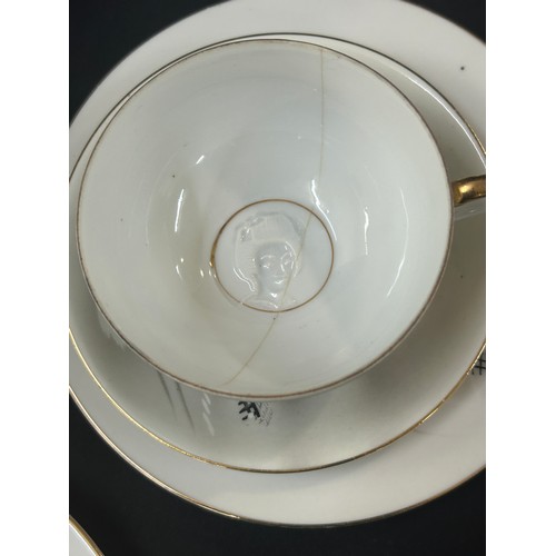 613 - Geisha girl tea service comprising of a 6 place setting (one cup has a hairline crack