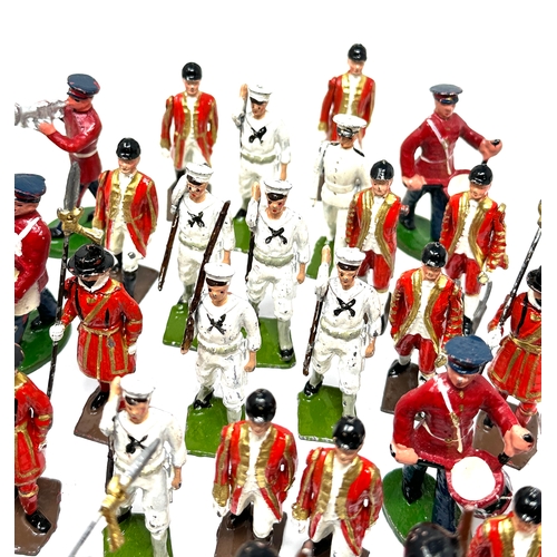 472 - Large collection of vintage lead soldiers etc includes britains