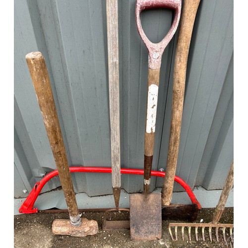 100B - Selection of garden tools to include Rake, hammers etc