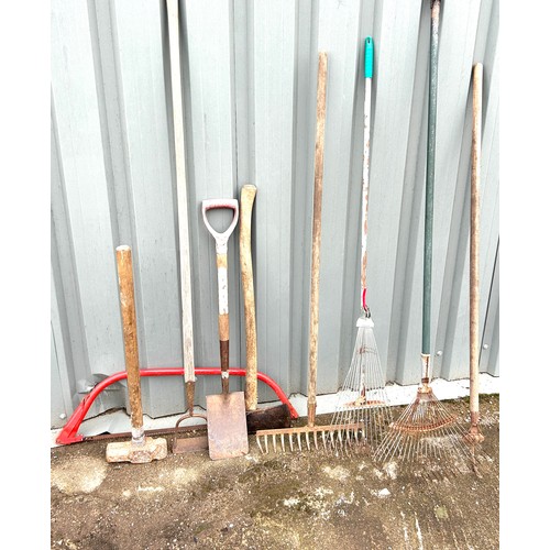 100B - Selection of garden tools to include Rake, hammers etc