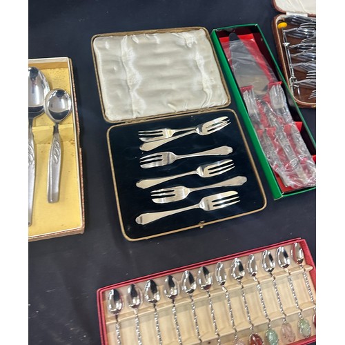 61 - Large selection of assorted cutlery