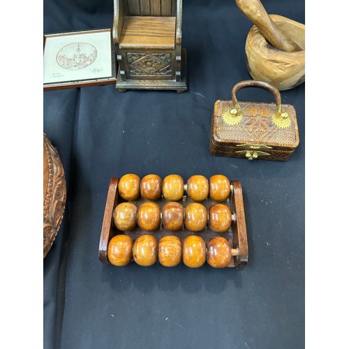 101 - Selection of wooden items to include a pestle and mortar etc