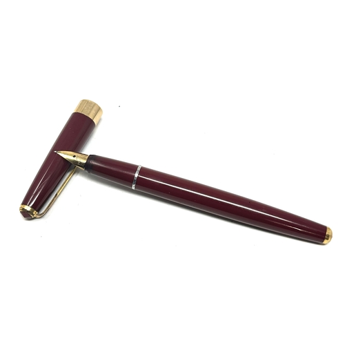 465 - Vintage burgundy 14ct gold nib Parker  fountain pen