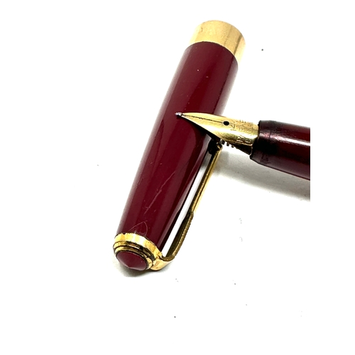 465 - Vintage burgundy 14ct gold nib Parker  fountain pen