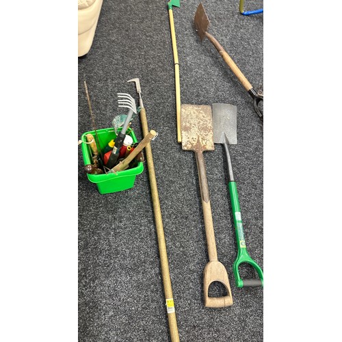 100C - Large selection of assorted tools includes garden tools etc