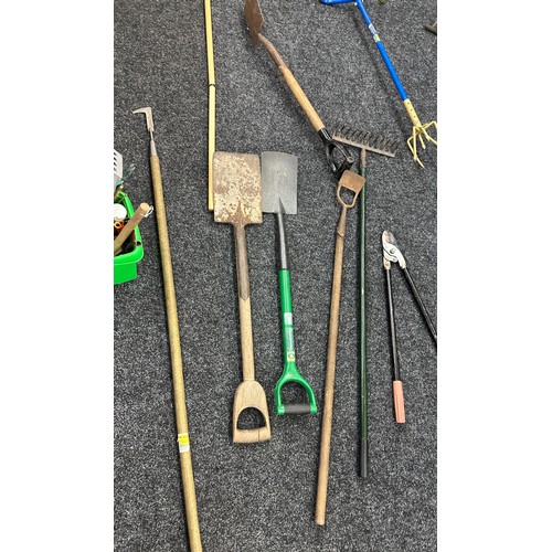 100C - Large selection of assorted tools includes garden tools etc