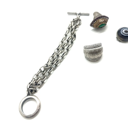 515 - Selection of jewellery to include a chain, brooch and two rings