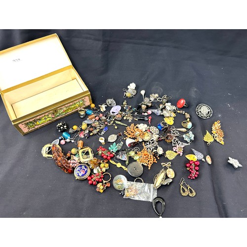 547 - Large selection of vintage and later jewellery items includes earrings, hair items etc