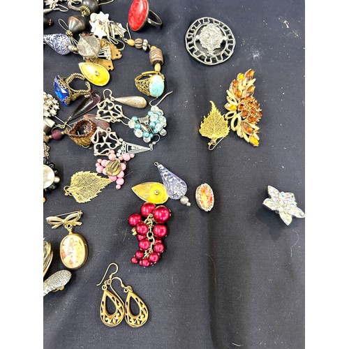 547 - Large selection of vintage and later jewellery items includes earrings, hair items etc