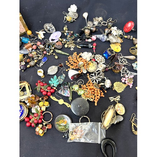 547 - Large selection of vintage and later jewellery items includes earrings, hair items etc