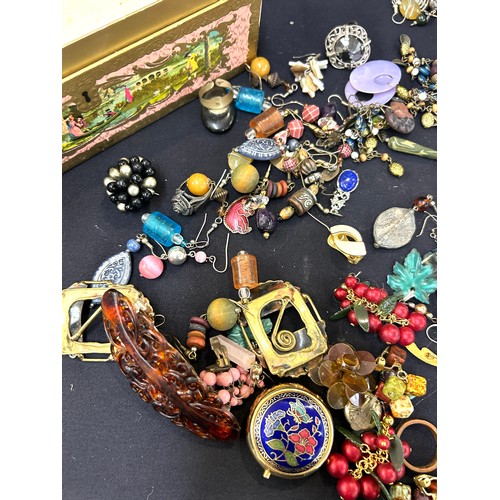 547 - Large selection of vintage and later jewellery items includes earrings, hair items etc