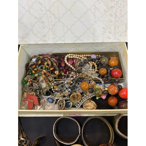 528 - Large selection of costume jewellery