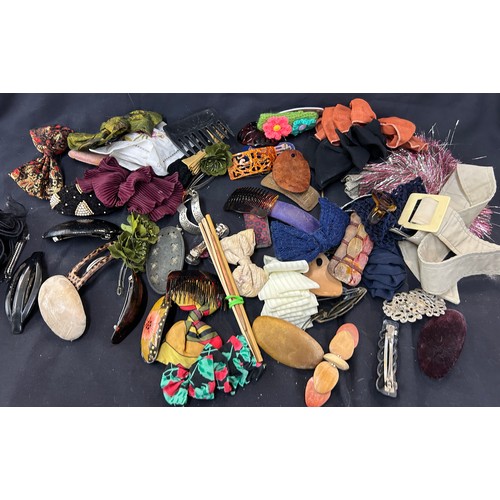 39 - Selection of assorted vintage and later hair accessories