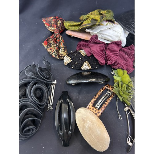 39 - Selection of assorted vintage and later hair accessories