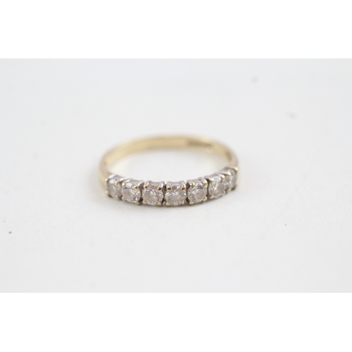 94 - 9ct gold cubic zirconia set seven stone eternity ring (1.5g)