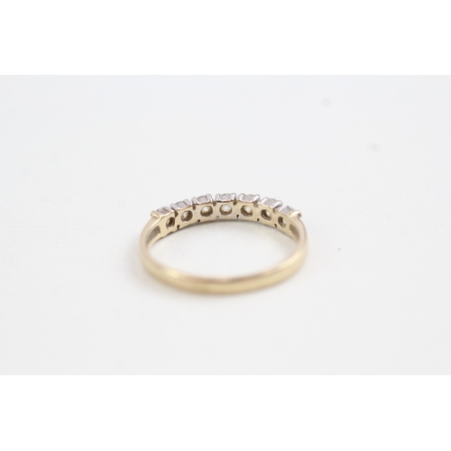 94 - 9ct gold cubic zirconia set seven stone eternity ring (1.5g)