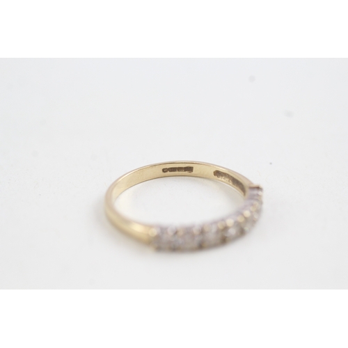 94 - 9ct gold cubic zirconia set seven stone eternity ring (1.5g)