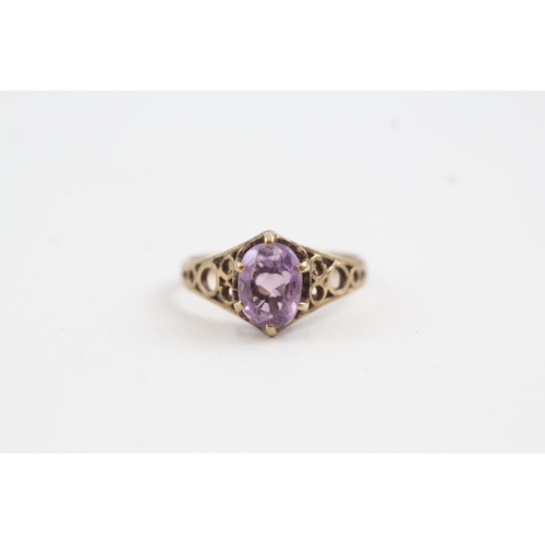 96 - 9ct gold claw set oval cut amethyst dress ring (2.1g)