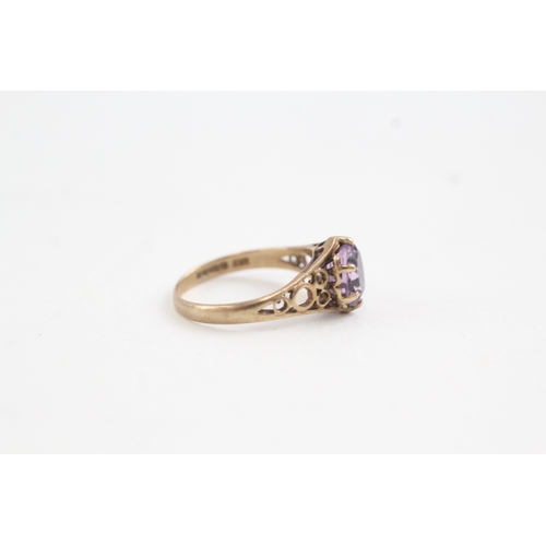 96 - 9ct gold claw set oval cut amethyst dress ring (2.1g)