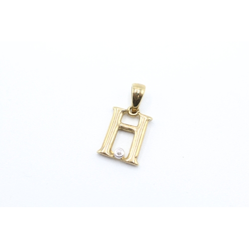 98 - 9ct gold cubic zirconia initial pendant (0.7g)